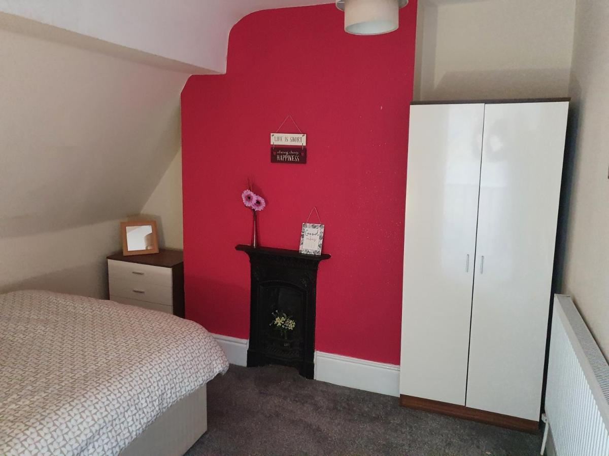 12 Person 6 Bedroom Self Catering House Ливърпул Екстериор снимка