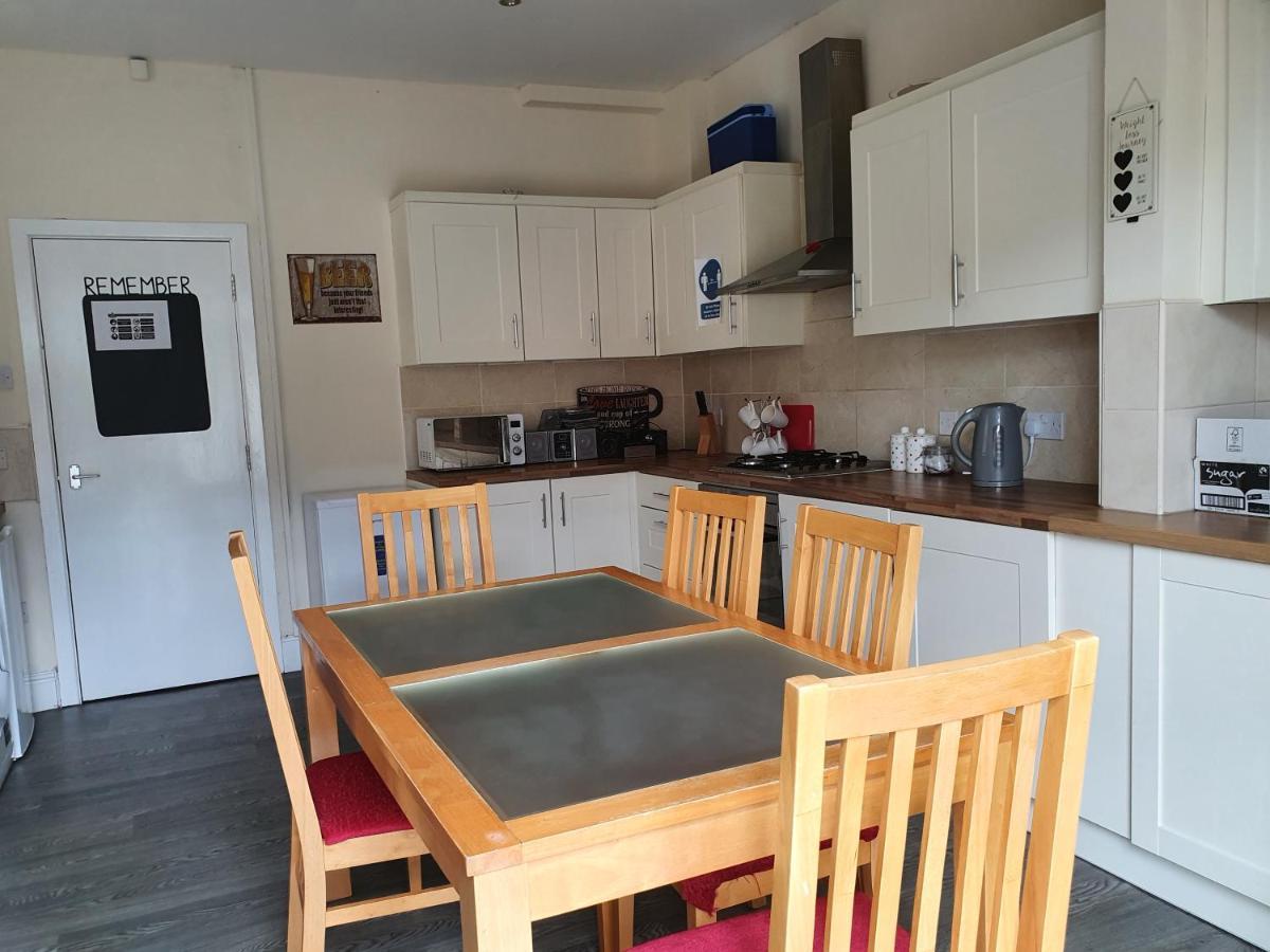 12 Person 6 Bedroom Self Catering House Ливърпул Екстериор снимка