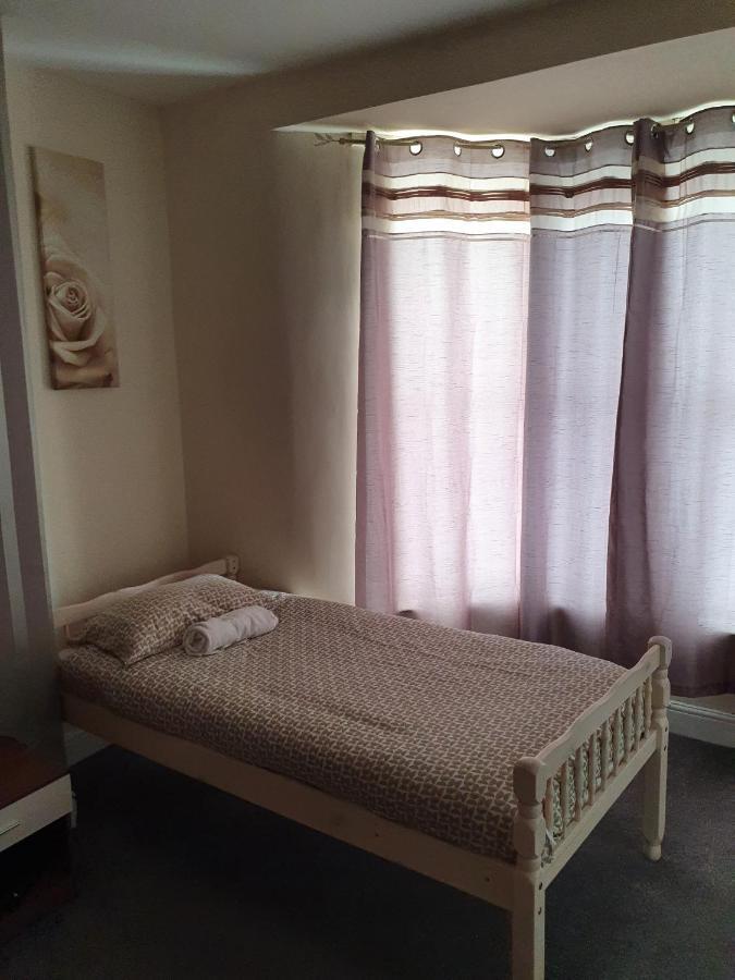 12 Person 6 Bedroom Self Catering House Ливърпул Екстериор снимка
