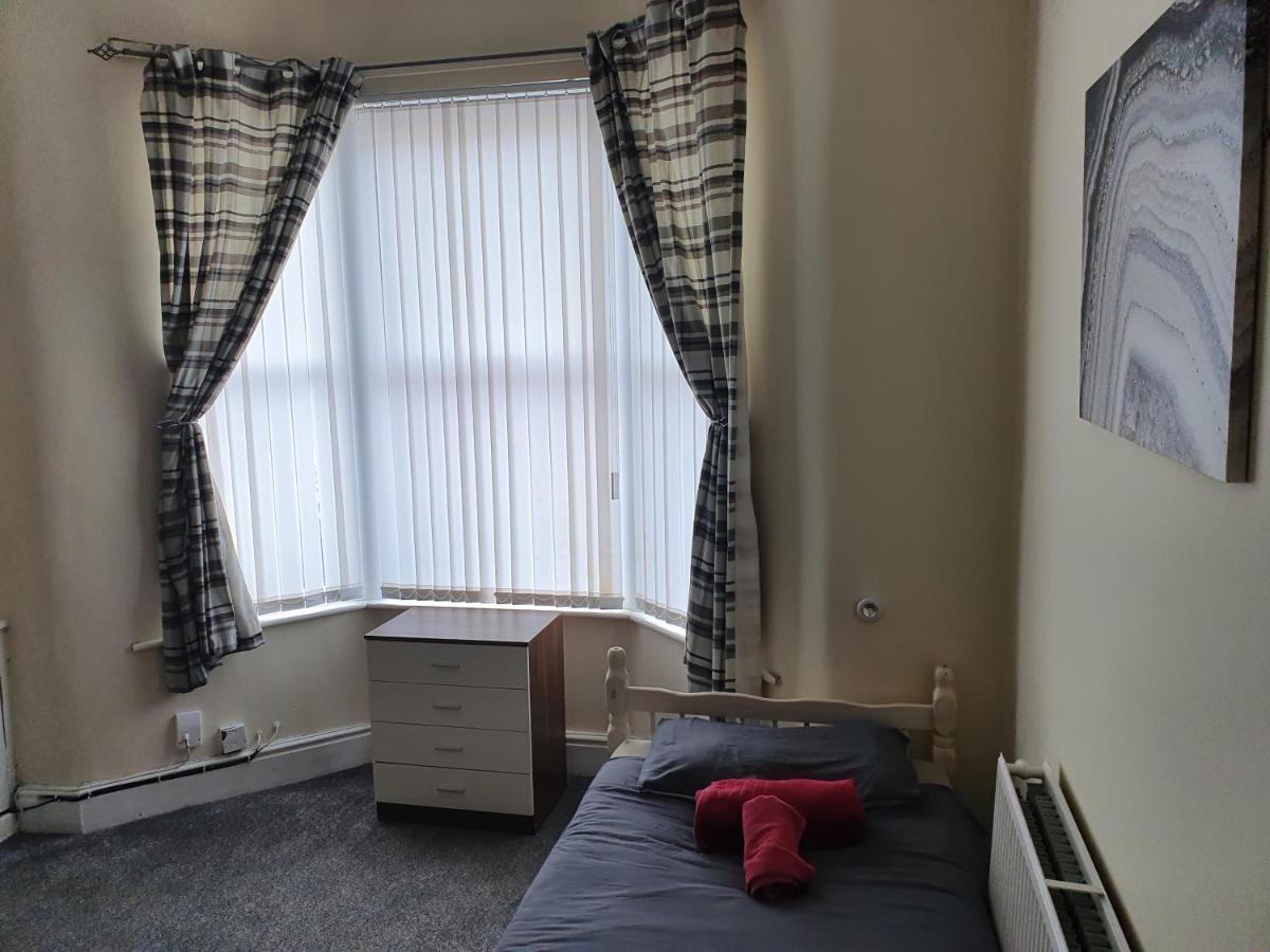 12 Person 6 Bedroom Self Catering House Ливърпул Екстериор снимка