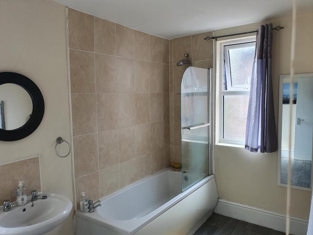 12 Person 6 Bedroom Self Catering House Ливърпул Екстериор снимка