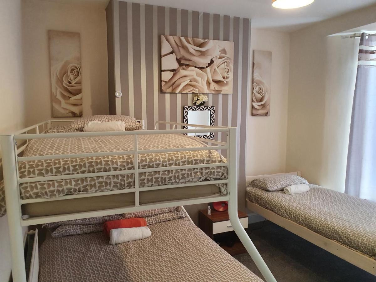 12 Person 6 Bedroom Self Catering House Ливърпул Екстериор снимка