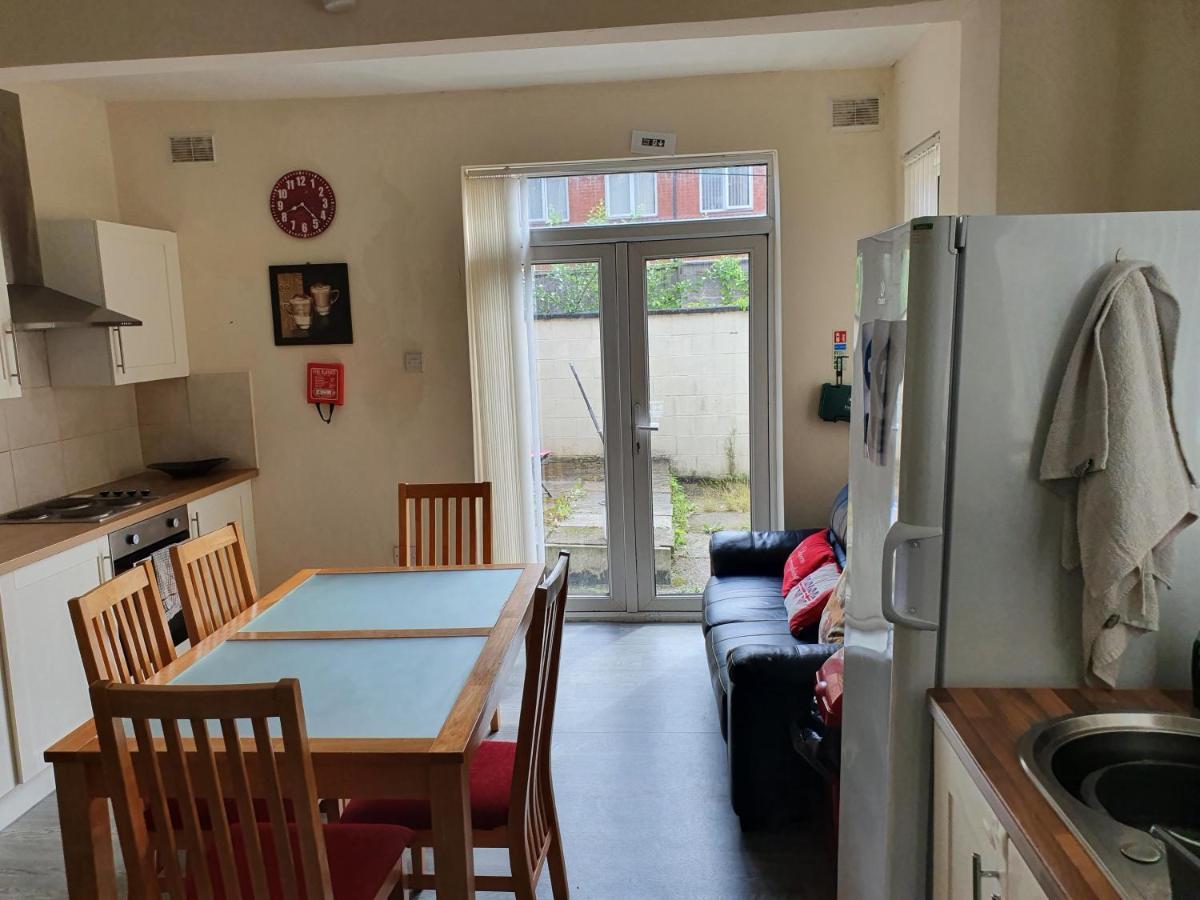12 Person 6 Bedroom Self Catering House Ливърпул Екстериор снимка